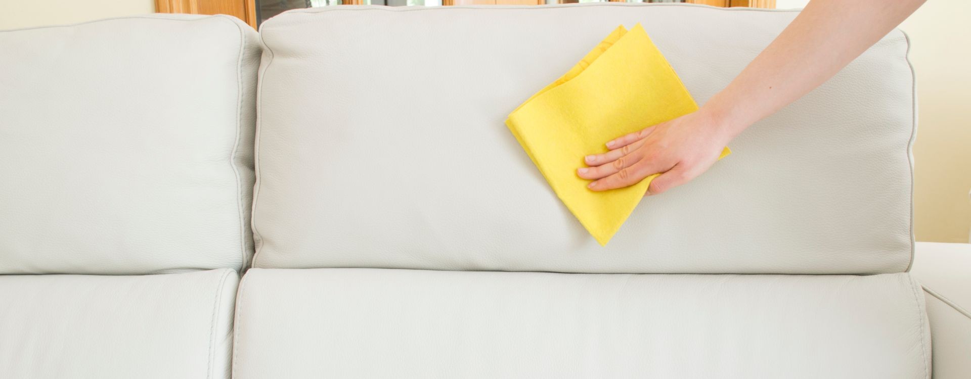 Aprende cómo limpiar un sofá de piel blanco con nuestros trucos